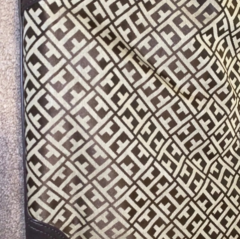 Tommy Hilfiger purse - Picture 3 of 11